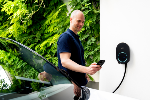 go-e-charger-core-montage-45°-led go-e Charger CORE – Pametni EV punjač