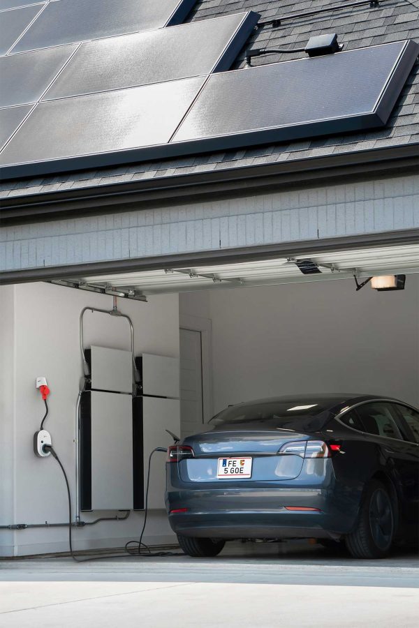 mobile-wallbox-go-e-charger-gemini-flex-2-0-22-kw-next-to-electric-vehicle go-e Charger Gemini flex – Pametni EV punjač